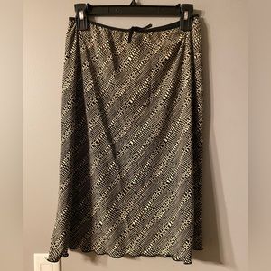 Studio M womens size large stretch waist midi black and white part floral